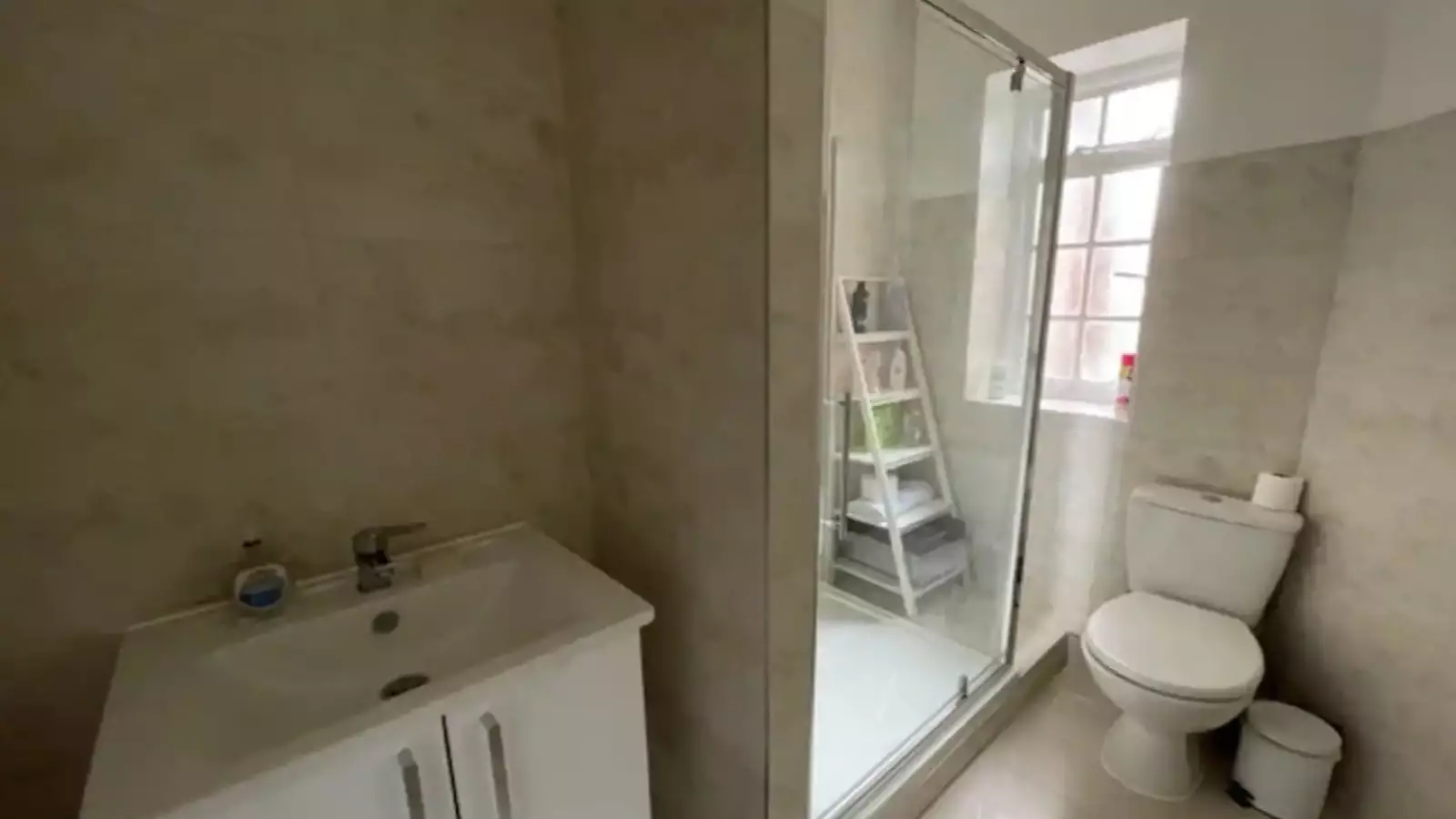 Flat Howitt Road in Greater London