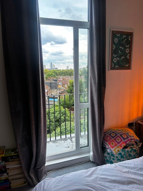 Room West Green Road in Greater London