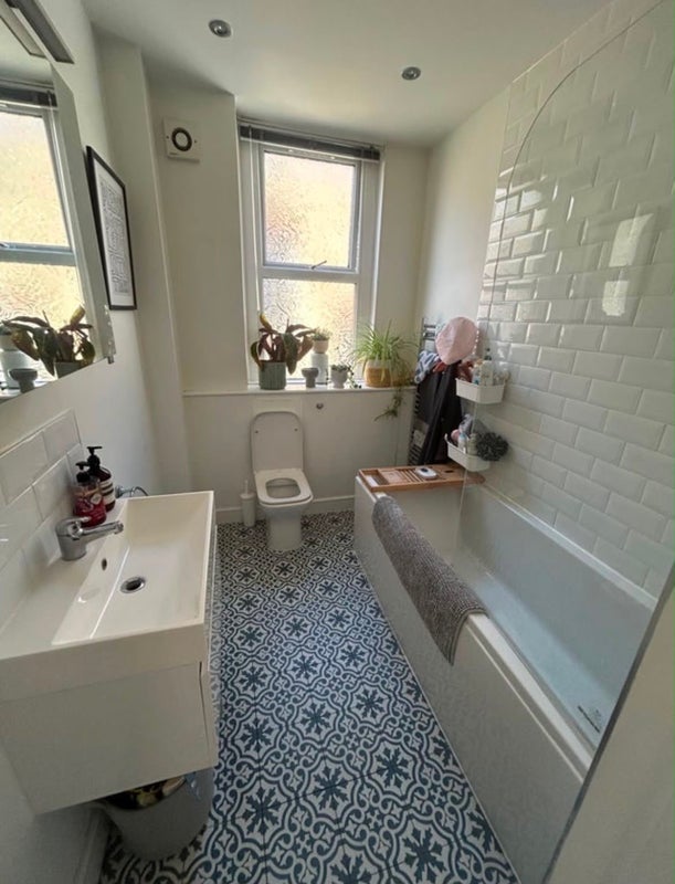 Room West Green Road in Greater London
