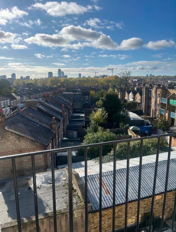 Room West Green Road in Greater London