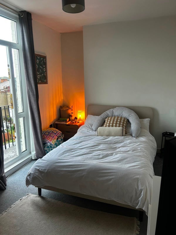 Room West Green Road in Greater London