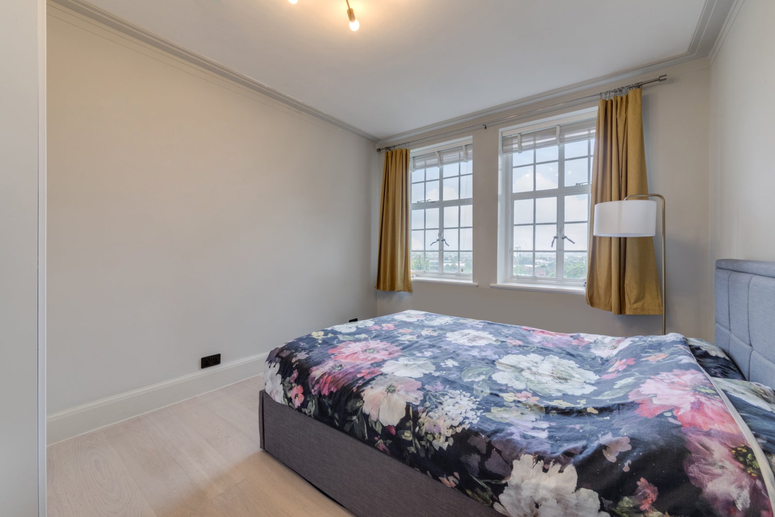 Flat Finchley Road in Greater London