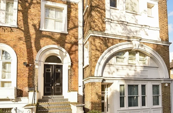 Flat Devereux Lane in Greater London
