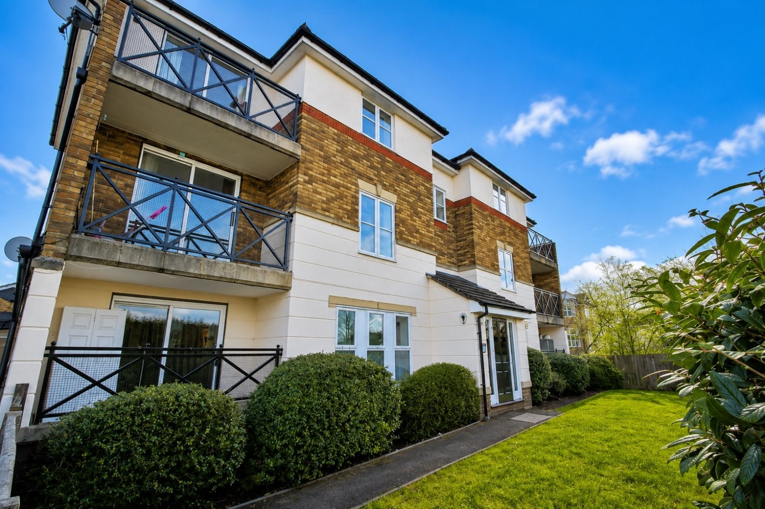 Flat Copperfield Road in Greater London