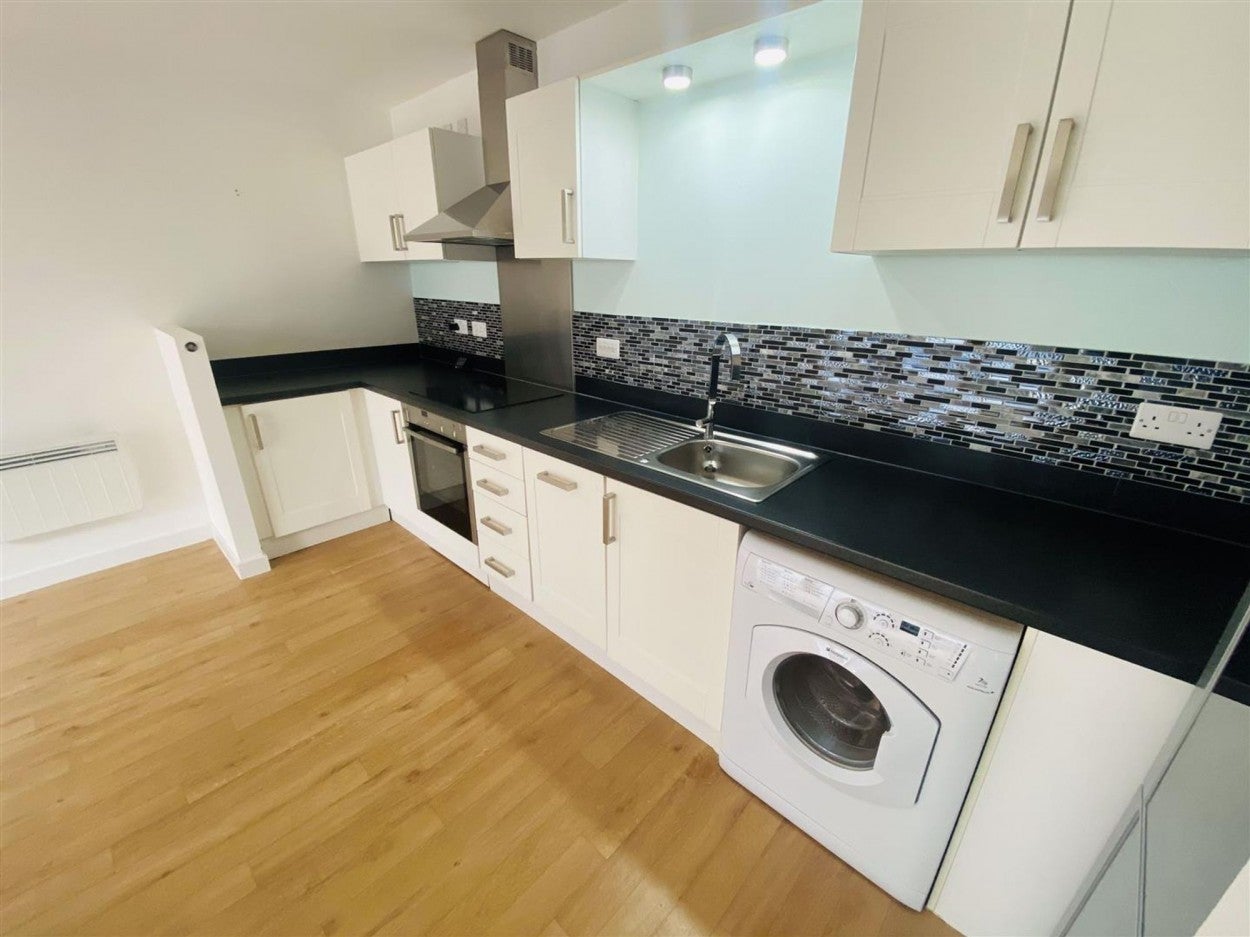 Flat Sweetman Place in Bristol