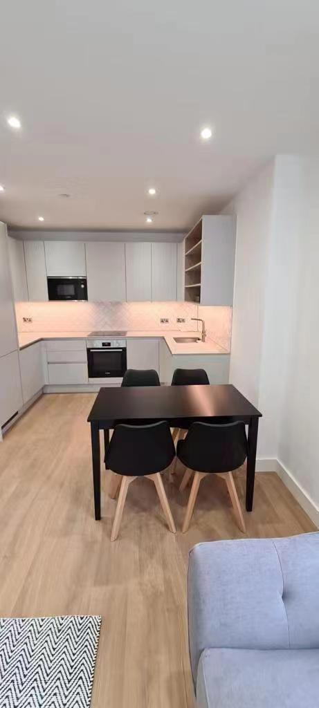 Flat New Village Avenue in Greater London