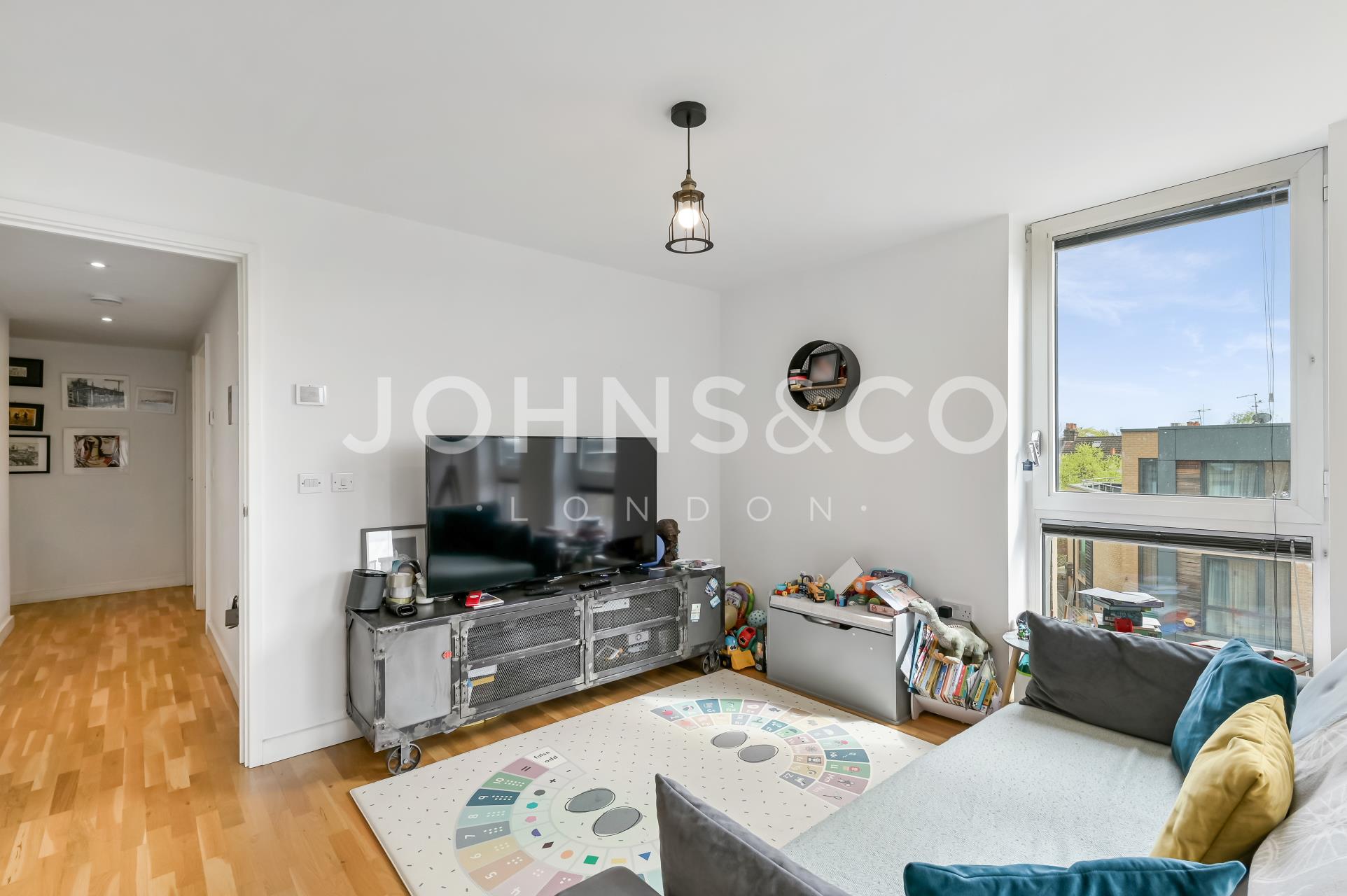 Flat Ealing Road in Greater London