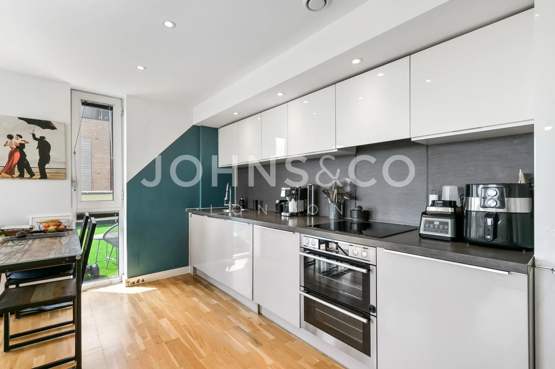Flat Ealing Road in Greater London