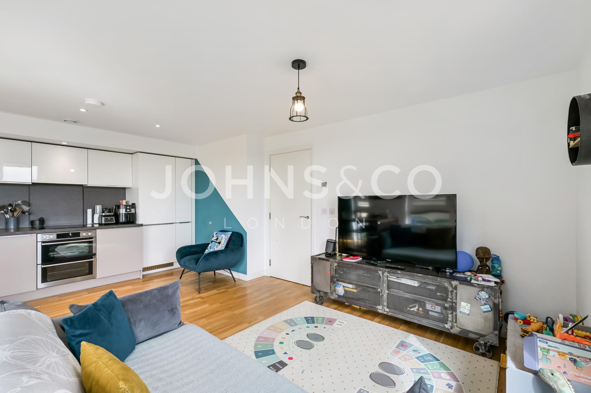 Flat Ealing Road in Greater London