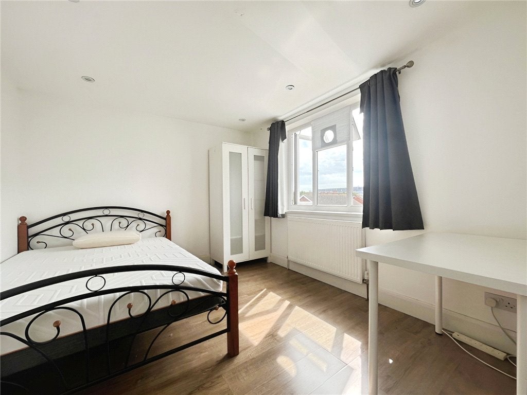 Room High Street Harlington in Greater London
