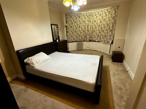 Flat Roding Lane South in London
