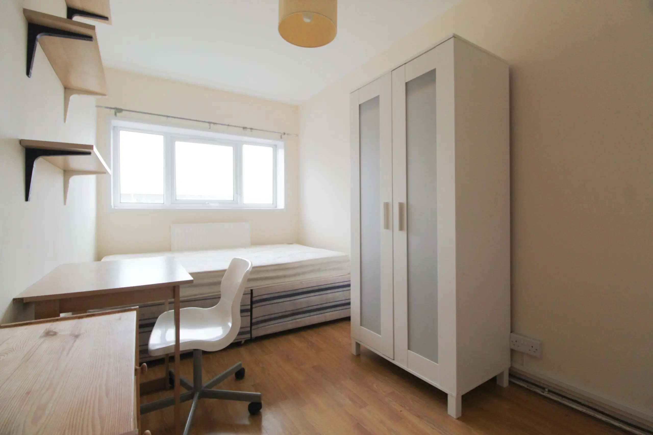 Room King Street in Pontypridd