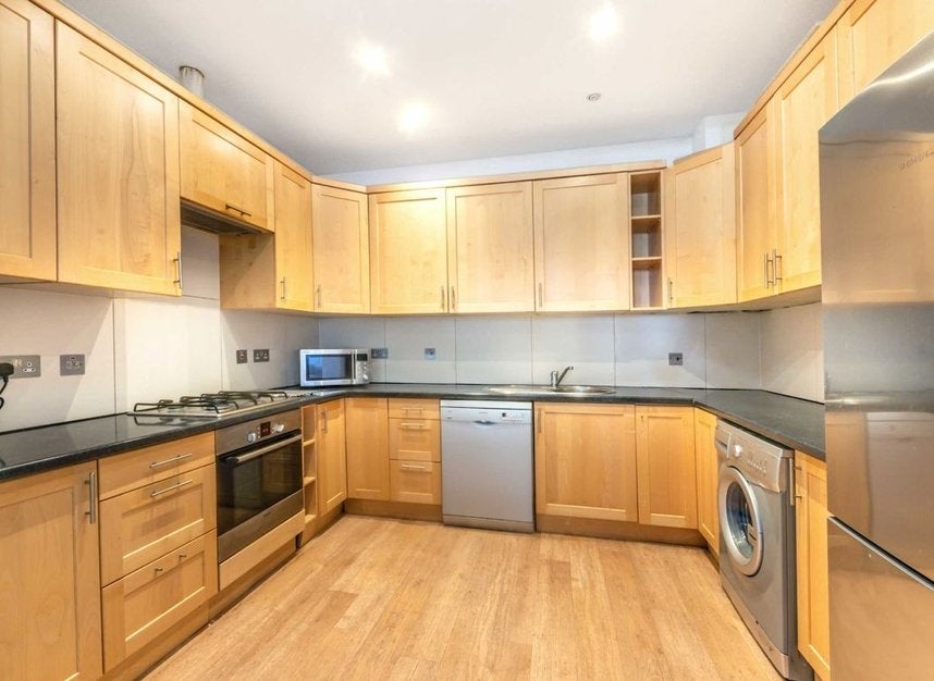 Flat Romeyn Road in Greater London