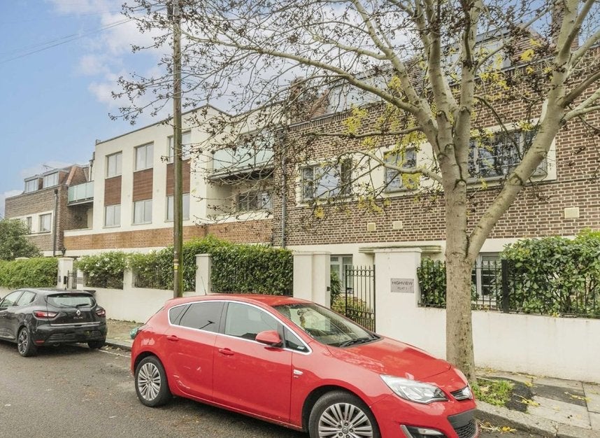 Flat Romeyn Road in Greater London