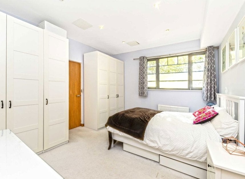 Flat Romeyn Road in Greater London