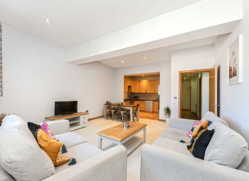 Flat Romeyn Road in Greater London