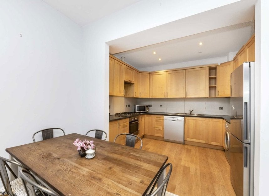Flat Romeyn Road in Greater London
