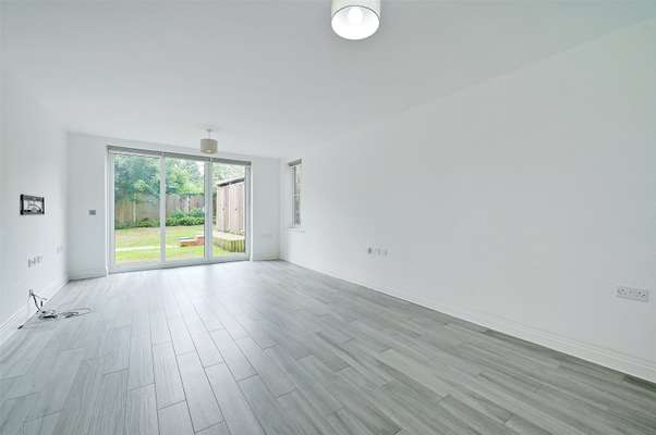 Flat Carew Road in Greater London