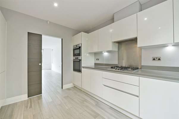 Flat Carew Road in Greater London