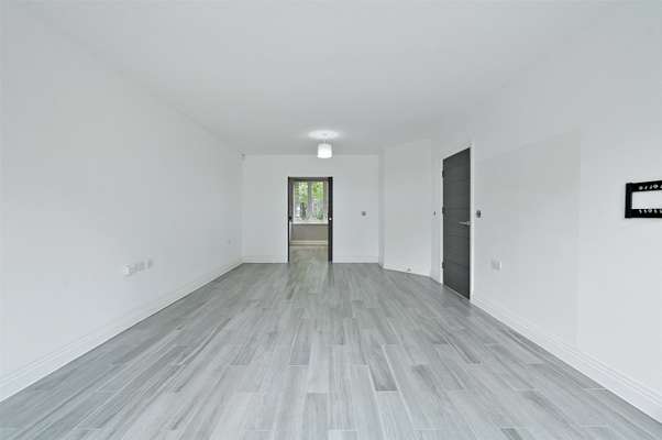 Flat Carew Road in Greater London