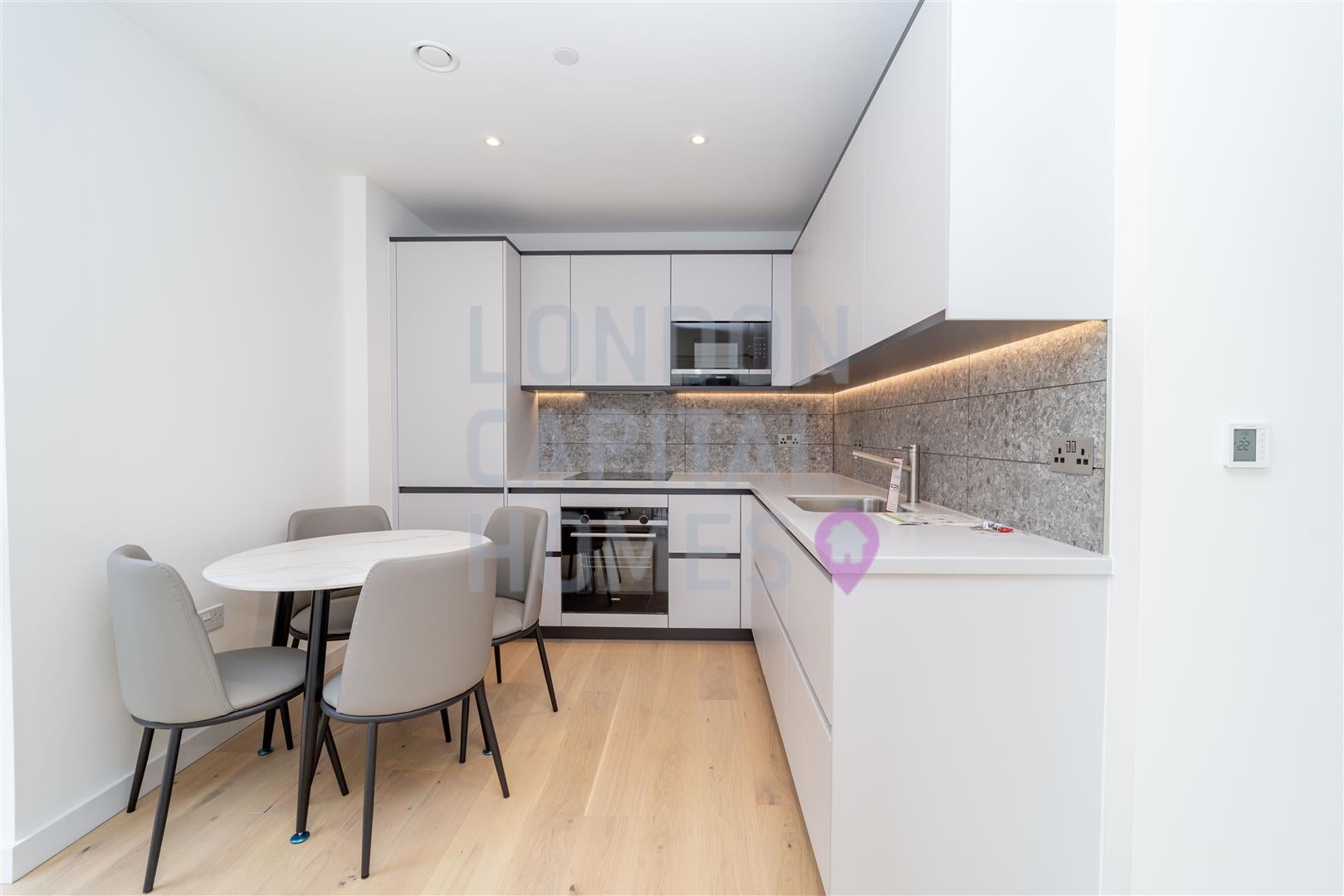 Flat Gordon Road in Greater London