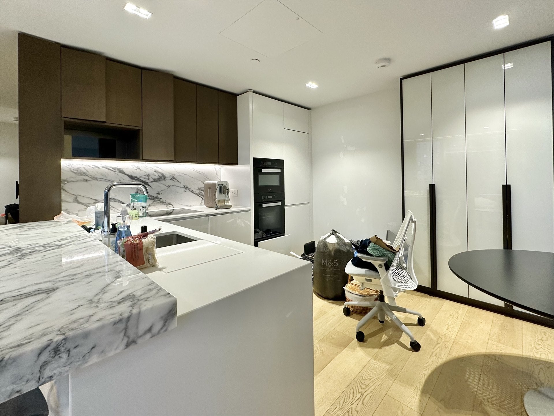 Flat Sutton Walk in Greater London