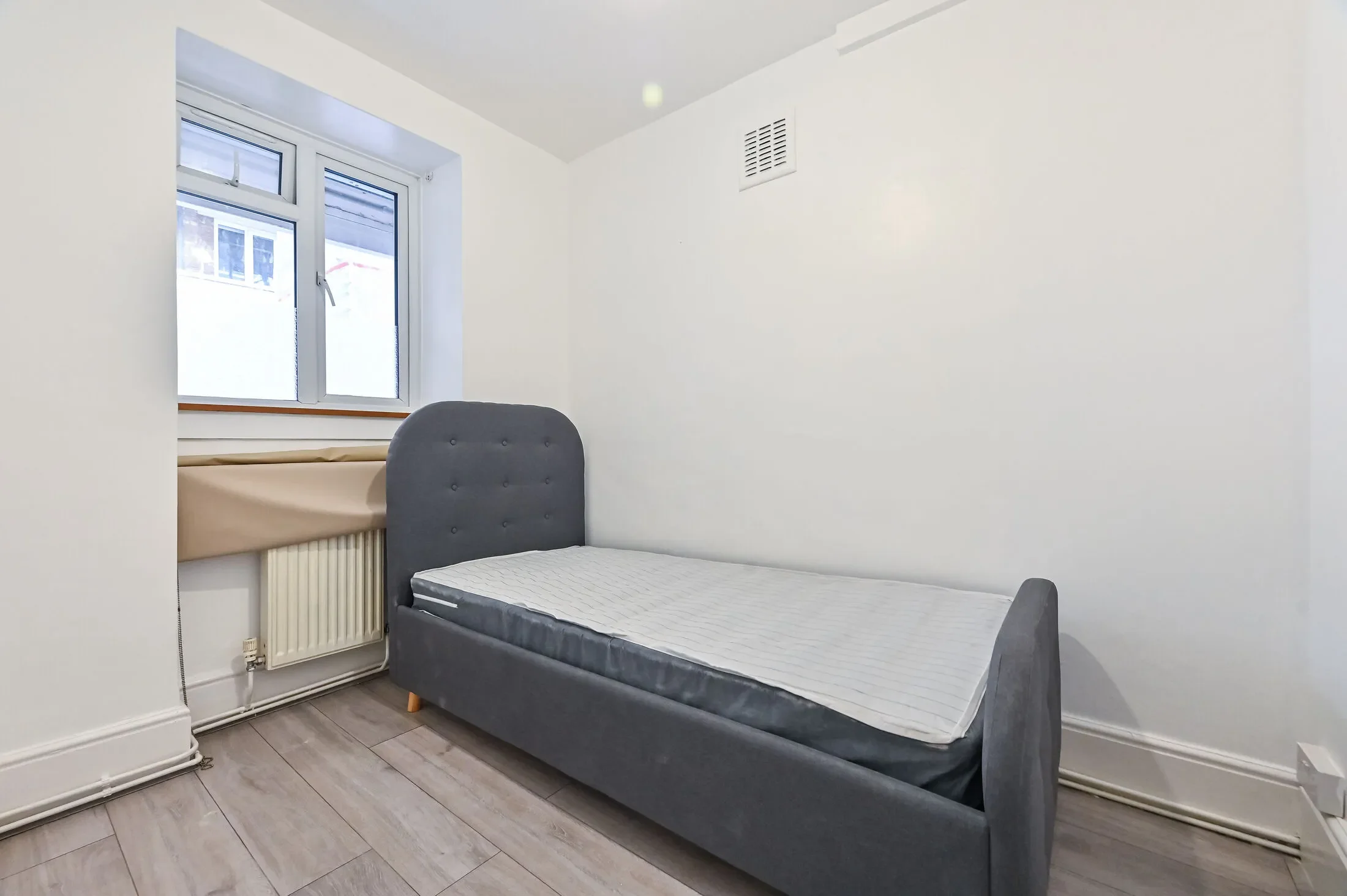 Flat Pentonville Road in Greater London