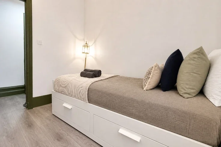 Flat Laurence Mews in Greater London