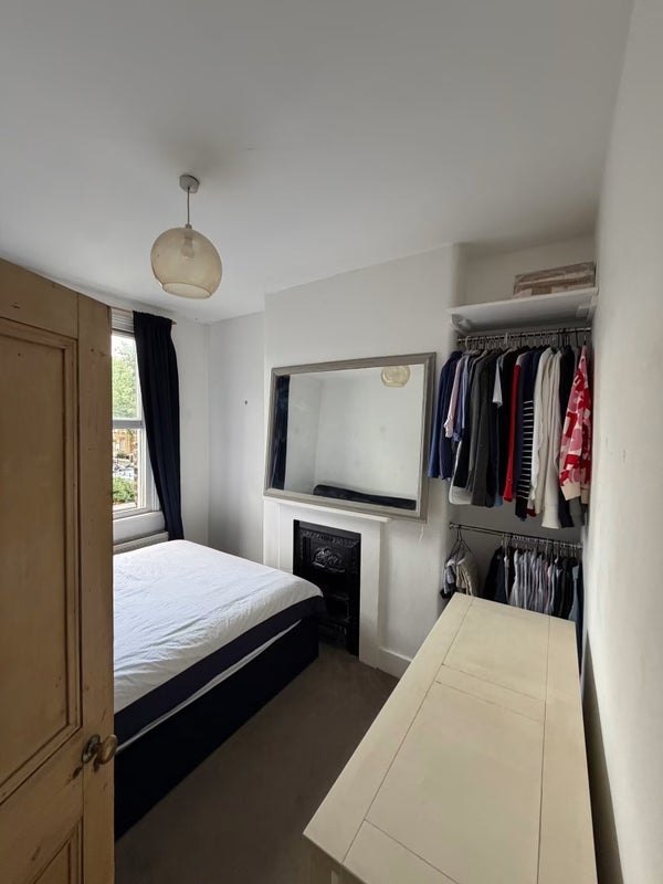 Room Eland Road in Greater London