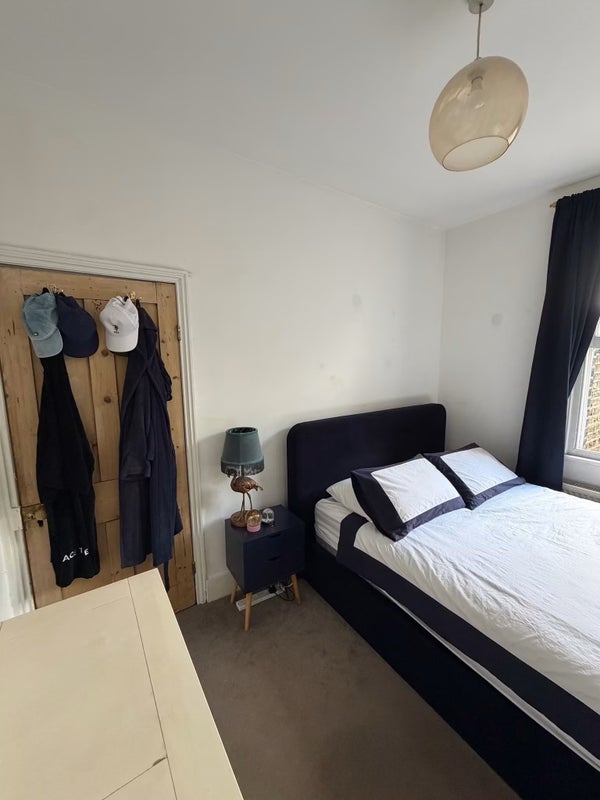 Room Eland Road in Greater London