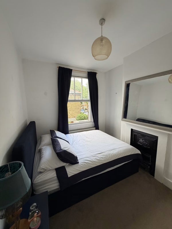 Room Eland Road in Greater London