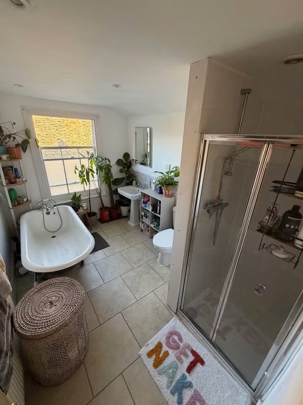 Room Eland Road in Greater London