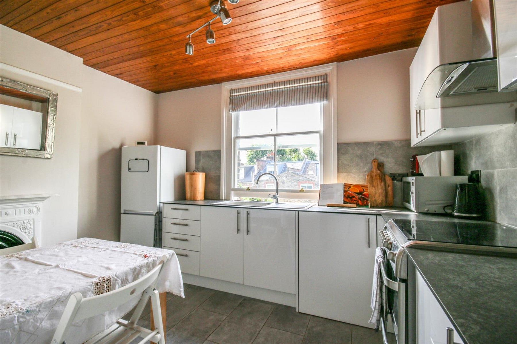 Flat Sotheby Road in Greater London