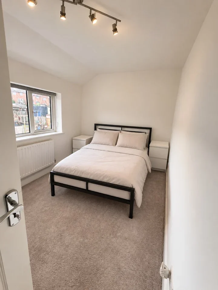 Room Marley Way in Rochester