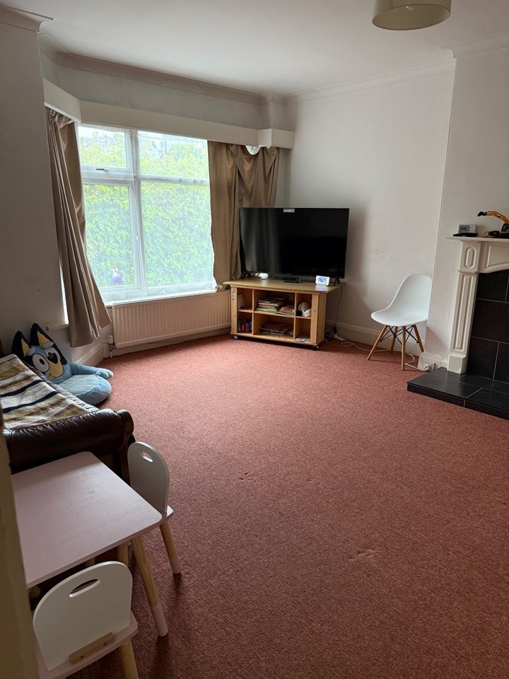 Flat Nethergreen Road in Sheffield