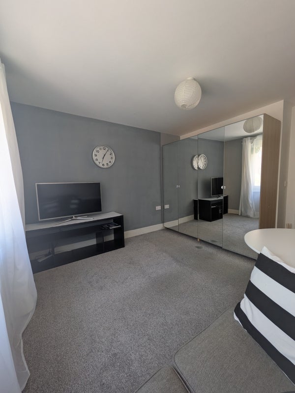 Flat Watts Grove in Greater London