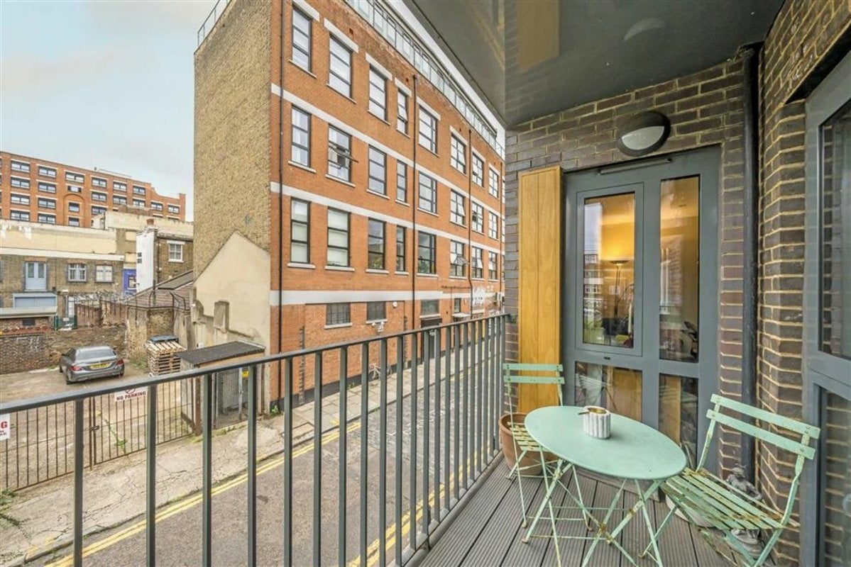 Flat Jersey Street in Greater London