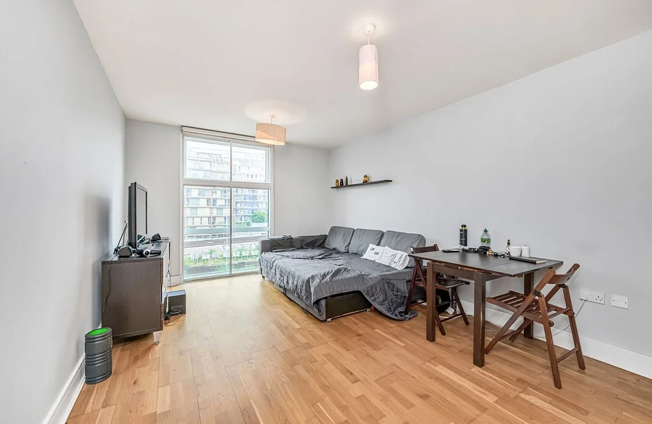 Flat Queenstown Road in Greater London
