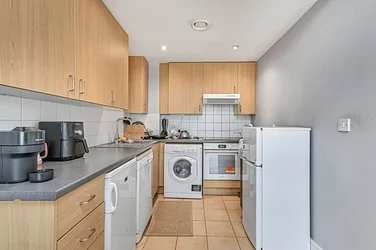 Flat Queenstown Road in Greater London