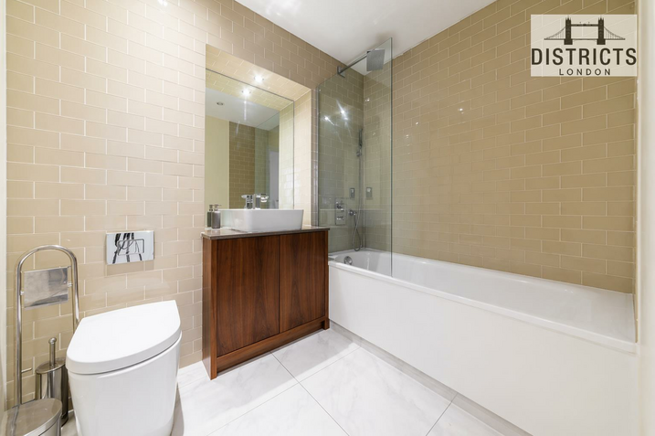 Flat Lincoln Plaza in Greater London