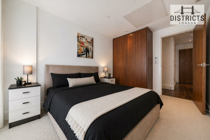 Flat Lincoln Plaza in Greater London