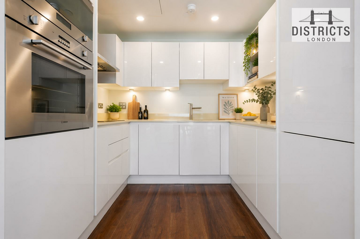 Flat Lincoln Plaza in Greater London