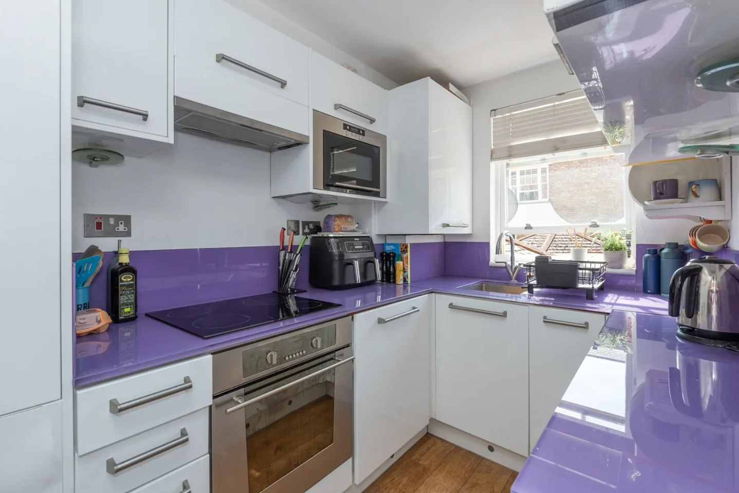 Flat Sutton Square in Greater London