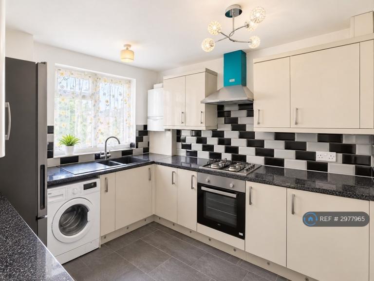Flat Brading Crescent in Greater London