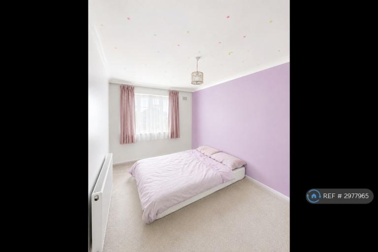 Flat Brading Crescent in Greater London