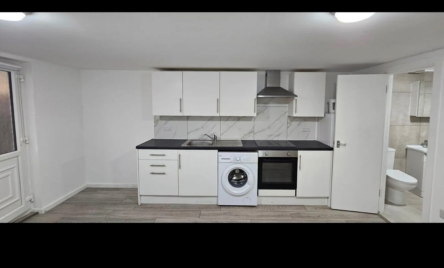Flat Hood Avenue in Greater London