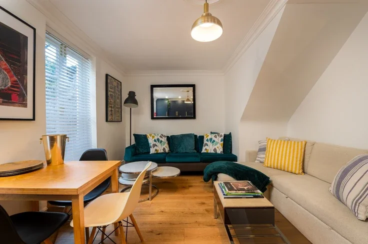 Flat Hackney Road in Greater London