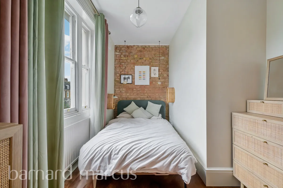 Flat Mount Ephraim Road in Greater London