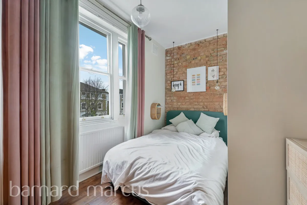 Flat Mount Ephraim Road in Greater London