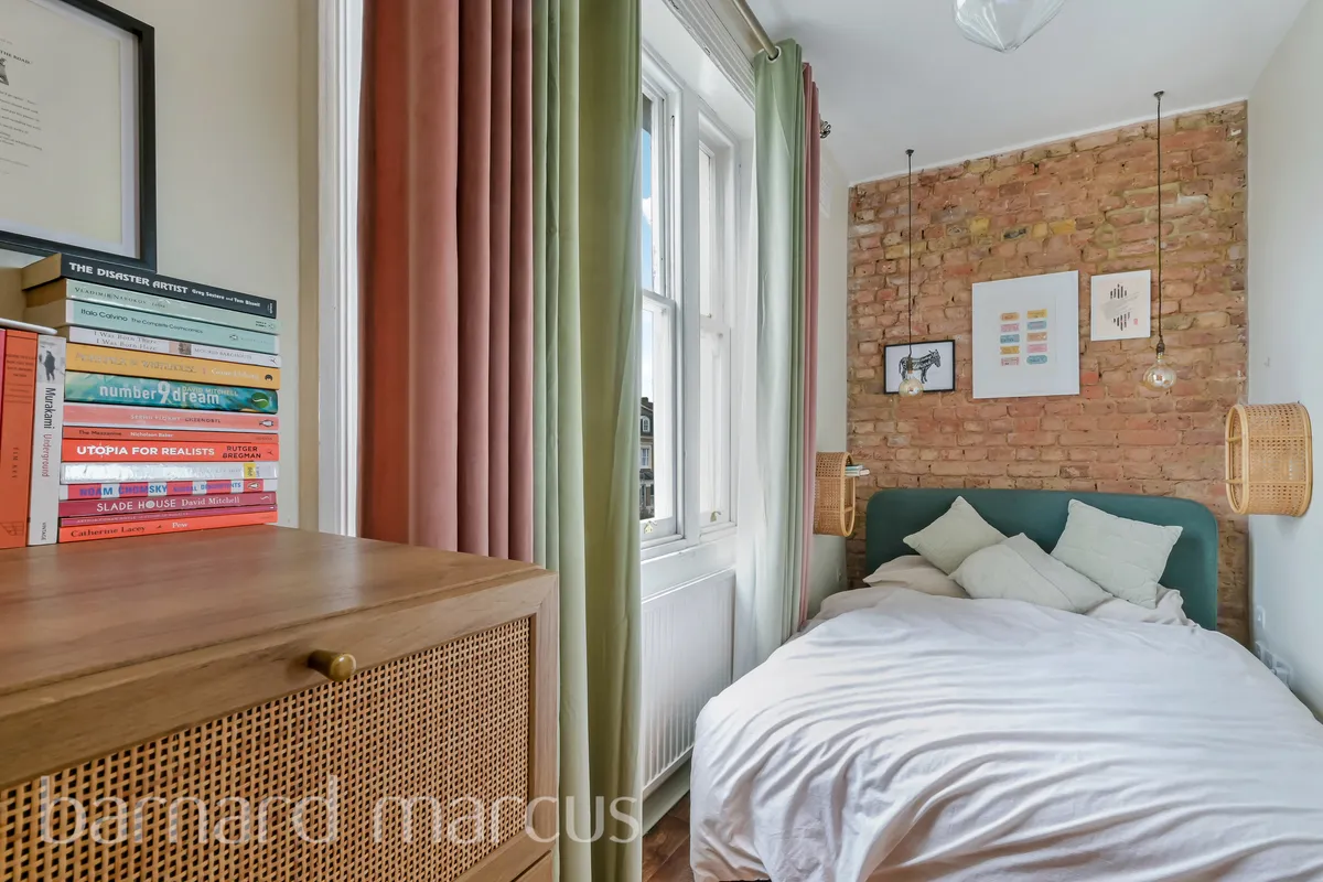 Flat Mount Ephraim Road in Greater London